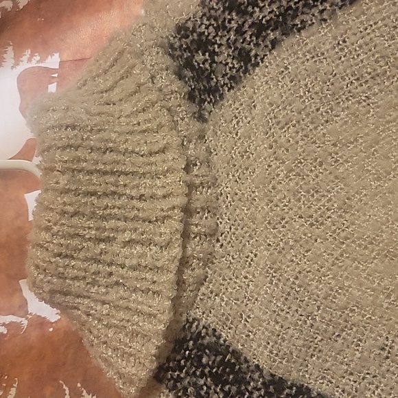 Beautiful poncho - Picture 2 of 6